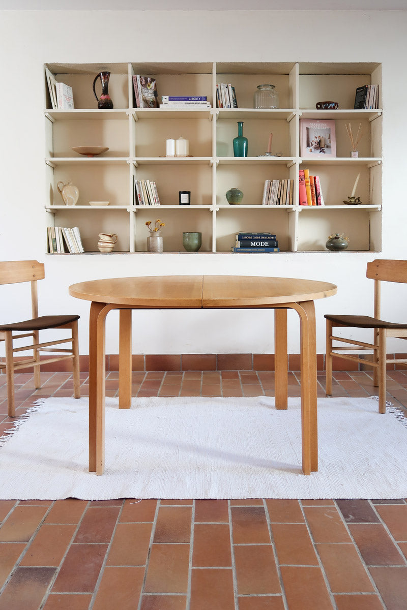 Table ronde extensible chêne Thygesen Sørensen Magnus Olesen années 70, pieds courbés sculptés, 2 rallonges