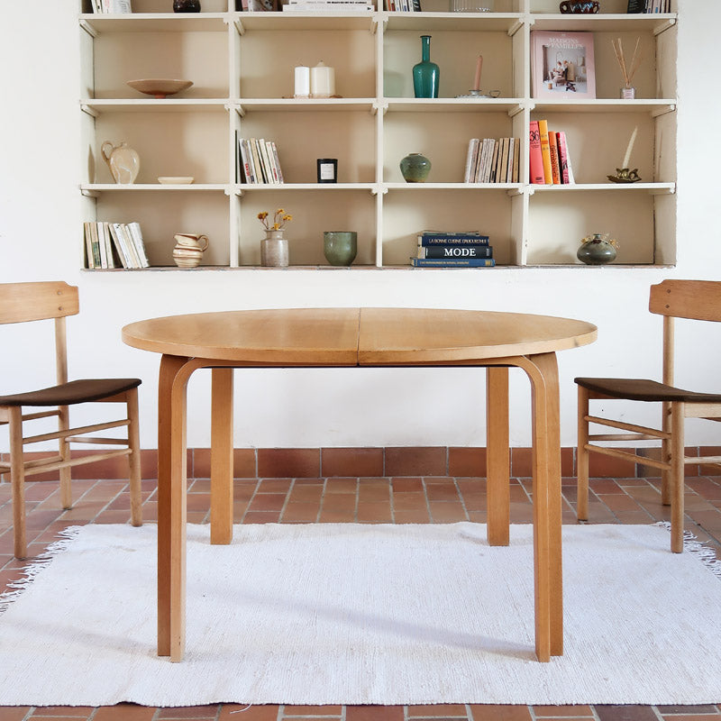 Table ronde extensible chêne Thygesen Sørensen Magnus Olesen années 70, pieds courbés sculptés, 2 rallonges