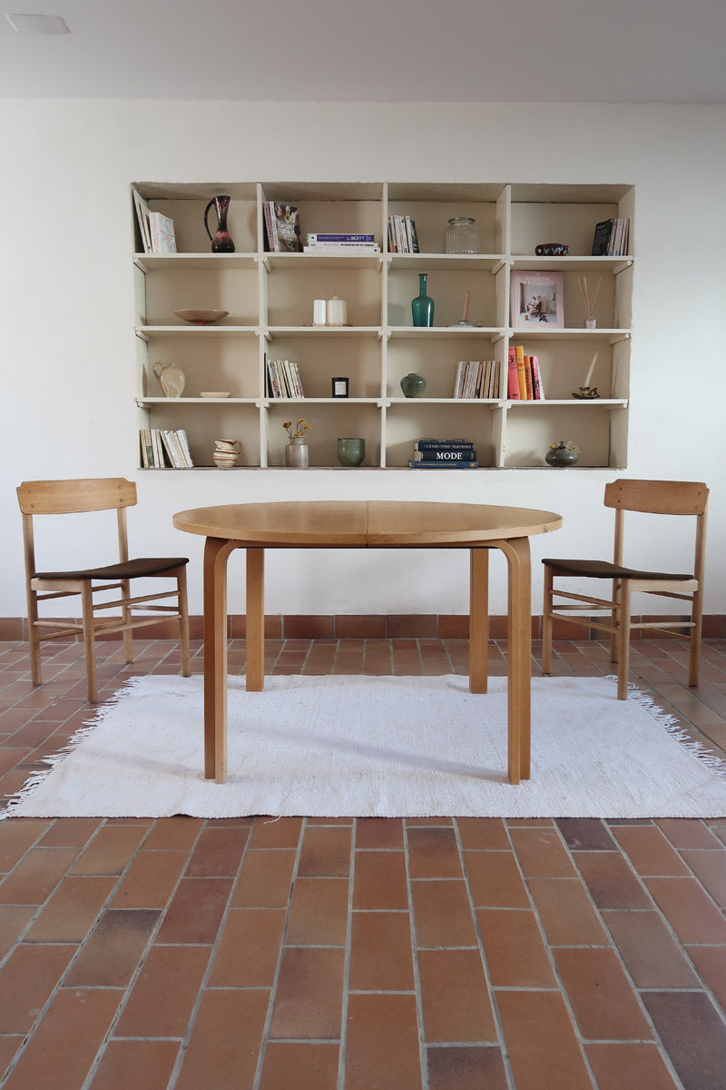 Table ronde extensible chêne Thygesen Sørensen Magnus Olesen années 70, pieds courbés sculptés, 2 rallonges