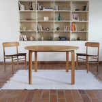 Table ronde extensible chêne Thygesen Sørensen Magnus Olesen années 70, pieds courbés sculptés, 2 rallonges