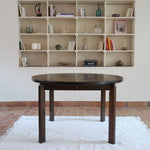 Table à manger ronde extensible vintage en chêne teinté, éditeur danois Skovmand & Andersen années 60, quatre pieds fuselés démontables, deux rallonges, label Danish Control sous le plateau