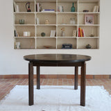 Table à manger ronde extensible vintage en chêne teinté, éditeur danois Skovmand & Andersen années 60, quatre pieds fuselés démontables, deux rallonges, label Danish Control sous le plateau