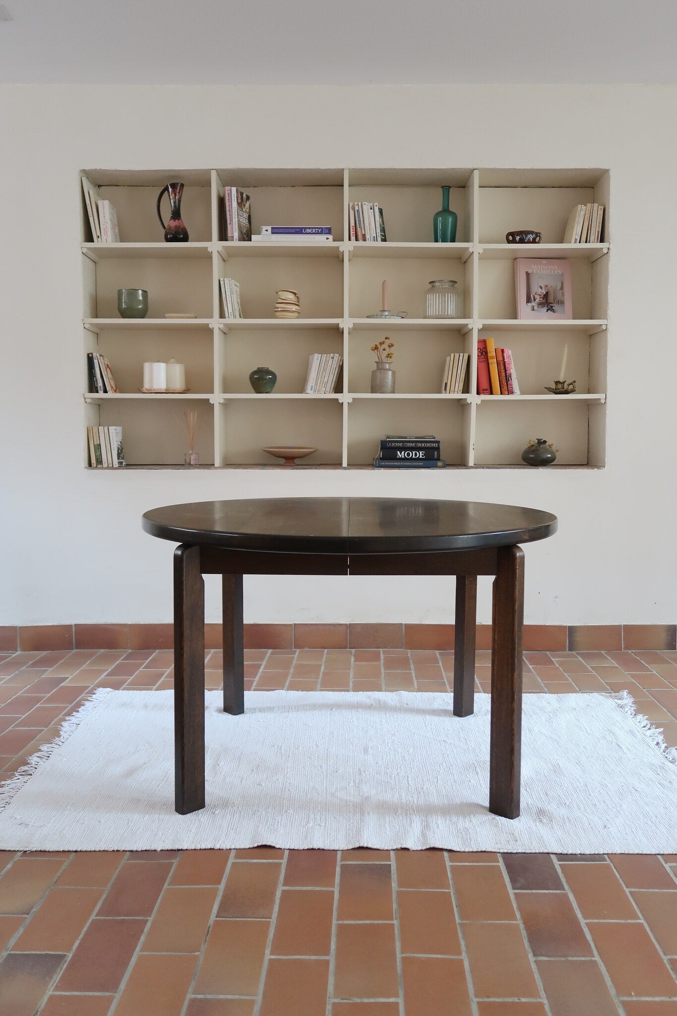 Table à manger ronde extensible vintage en chêne teinté, éditeur danois Skovmand & Andersen années 60, quatre pieds fuselés démontables, deux rallonges, label Danish Control sous le plateau
