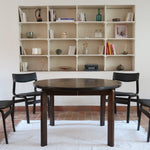 Table à manger ronde extensible vintage en chêne teinté, éditeur danois Skovmand & Andersen années 60, quatre pieds fuselés démontables, deux rallonges, label Danish Control sous le plateau