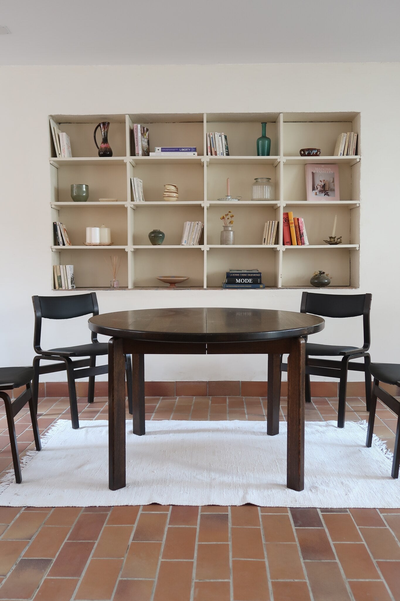 Table à manger ronde extensible vintage en chêne teinté, éditeur danois Skovmand & Andersen années 60, quatre pieds fuselés démontables, deux rallonges, label Danish Control sous le plateau