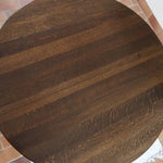 Table à manger ronde extensible vintage en chêne teinté, éditeur danois Skovmand & Andersen années 60, quatre pieds fuselés démontables, deux rallonges, label Danish Control sous le plateau