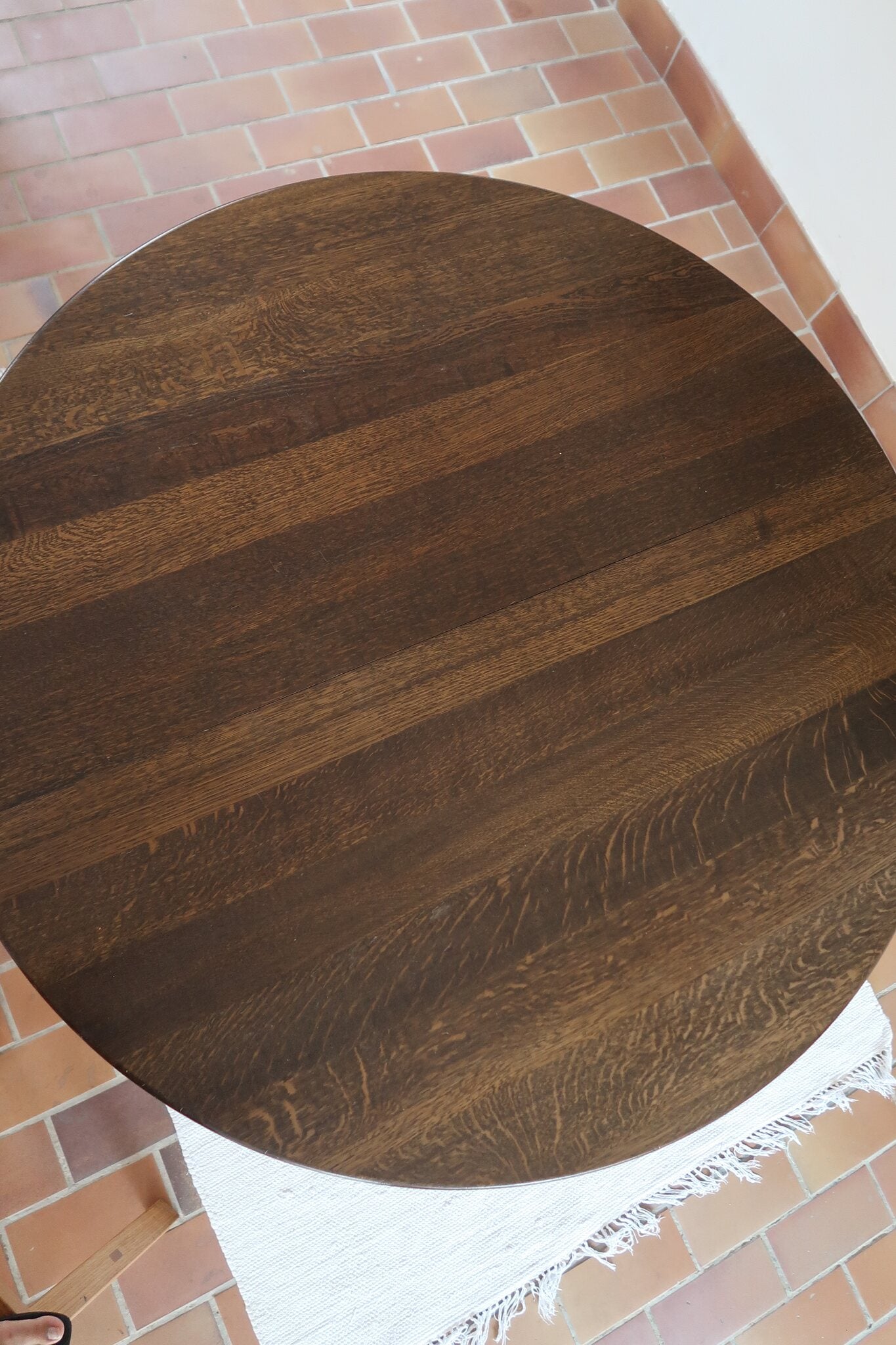 Table à manger ronde extensible vintage en chêne teinté, éditeur danois Skovmand & Andersen années 60, quatre pieds fuselés démontables, deux rallonges, label Danish Control sous le plateau