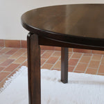 Table à manger ronde extensible vintage en chêne teinté, éditeur danois Skovmand & Andersen années 60, quatre pieds fuselés démontables, deux rallonges, label Danish Control sous le plateau