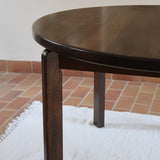 Table à manger ronde extensible vintage en chêne teinté, éditeur danois Skovmand & Andersen années 60, quatre pieds fuselés démontables, deux rallonges, label Danish Control sous le plateau