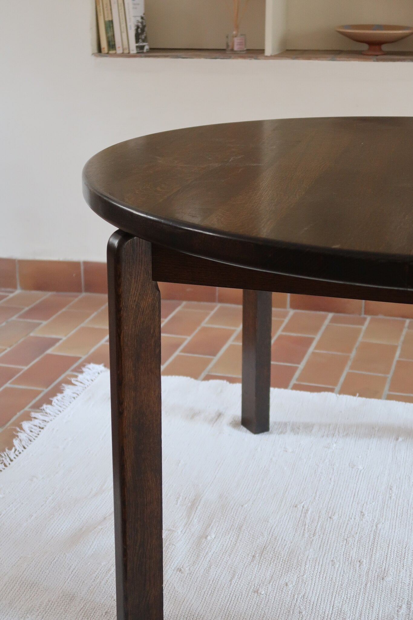 Table à manger ronde extensible vintage en chêne teinté, éditeur danois Skovmand & Andersen années 60, quatre pieds fuselés démontables, deux rallonges, label Danish Control sous le plateau