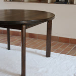 Table à manger ronde extensible vintage en chêne teinté, éditeur danois Skovmand & Andersen années 60, quatre pieds fuselés démontables, deux rallonges, label Danish Control sous le plateau