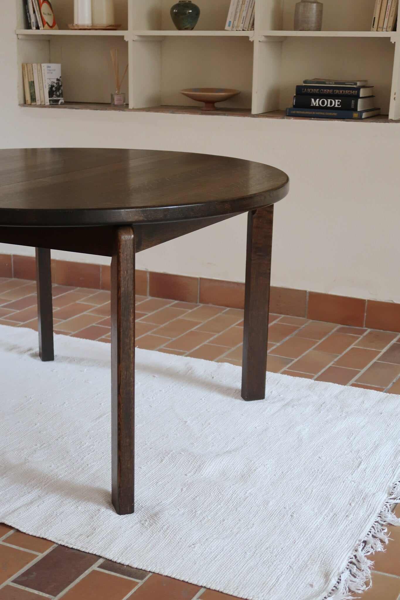 Table à manger ronde extensible vintage en chêne teinté, éditeur danois Skovmand & Andersen années 60, quatre pieds fuselés démontables, deux rallonges, label Danish Control sous le plateau