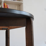 Table à manger ronde extensible vintage en chêne teinté, éditeur danois Skovmand & Andersen années 60, quatre pieds fuselés démontables, deux rallonges, label Danish Control sous le plateau