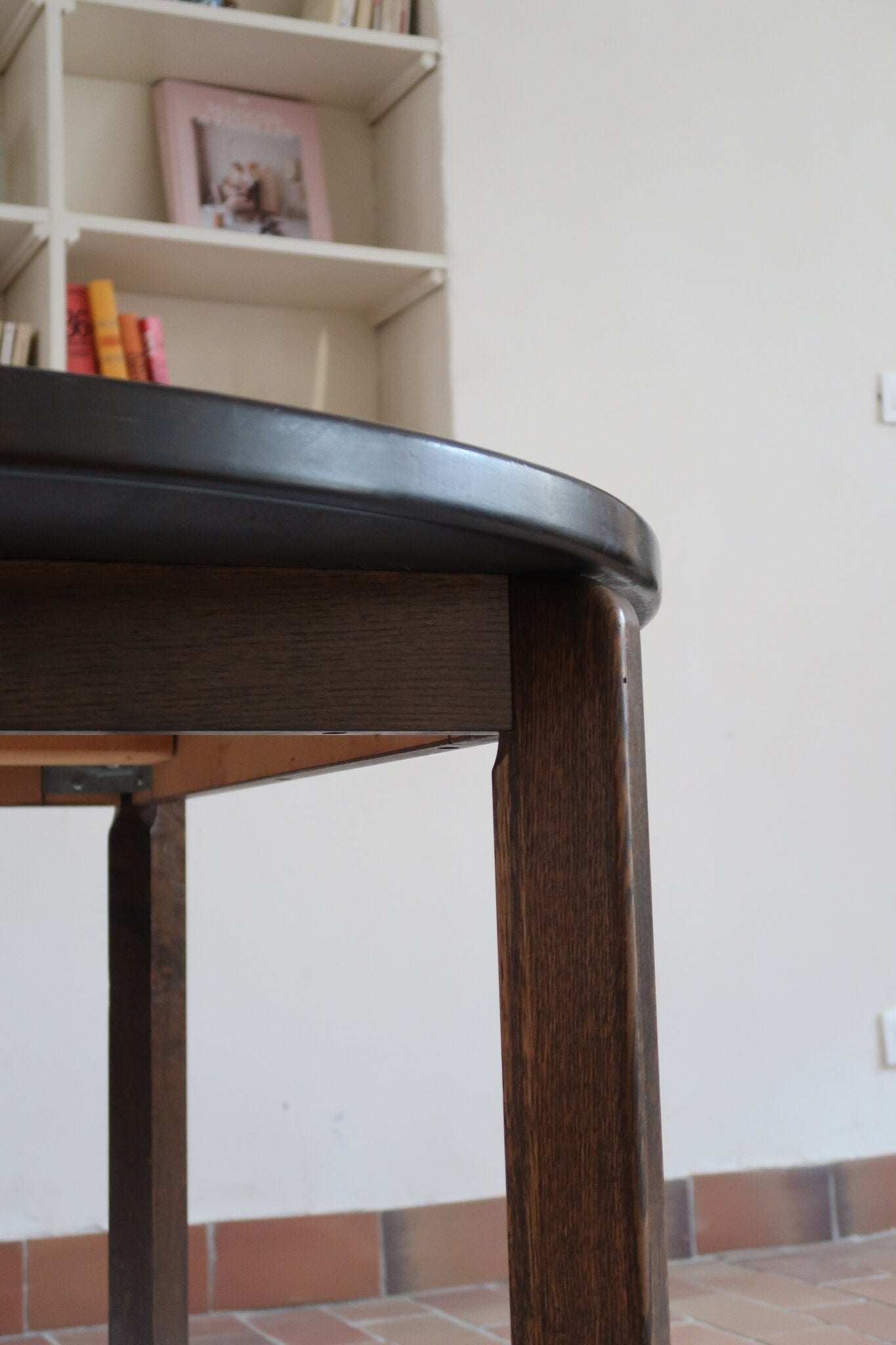 Table à manger ronde extensible vintage en chêne teinté, éditeur danois Skovmand & Andersen années 60, quatre pieds fuselés démontables, deux rallonges, label Danish Control sous le plateau
