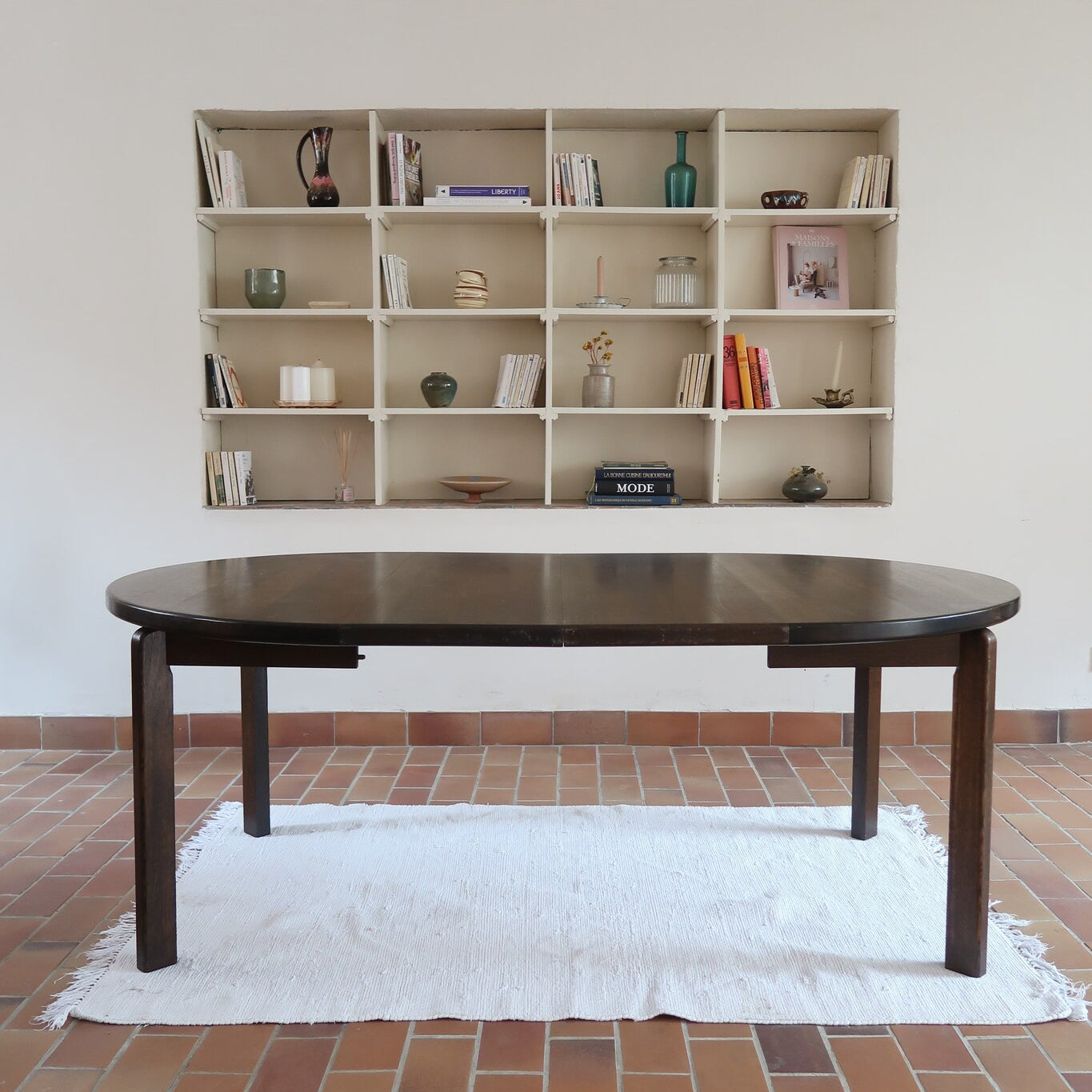 Table à manger ronde extensible vintage en chêne teinté, éditeur danois Skovmand & Andersen années 60, quatre pieds fuselés démontables, deux rallonges, label Danish Control sous le plateau