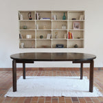 Table à manger ronde extensible vintage en chêne teinté, éditeur danois Skovmand & Andersen années 60, quatre pieds fuselés démontables, deux rallonges, label Danish Control sous le plateau