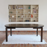 Table à manger ronde extensible vintage en chêne teinté, éditeur danois Skovmand & Andersen années 60, quatre pieds fuselés démontables, deux rallonges, label Danish Control sous le plateau