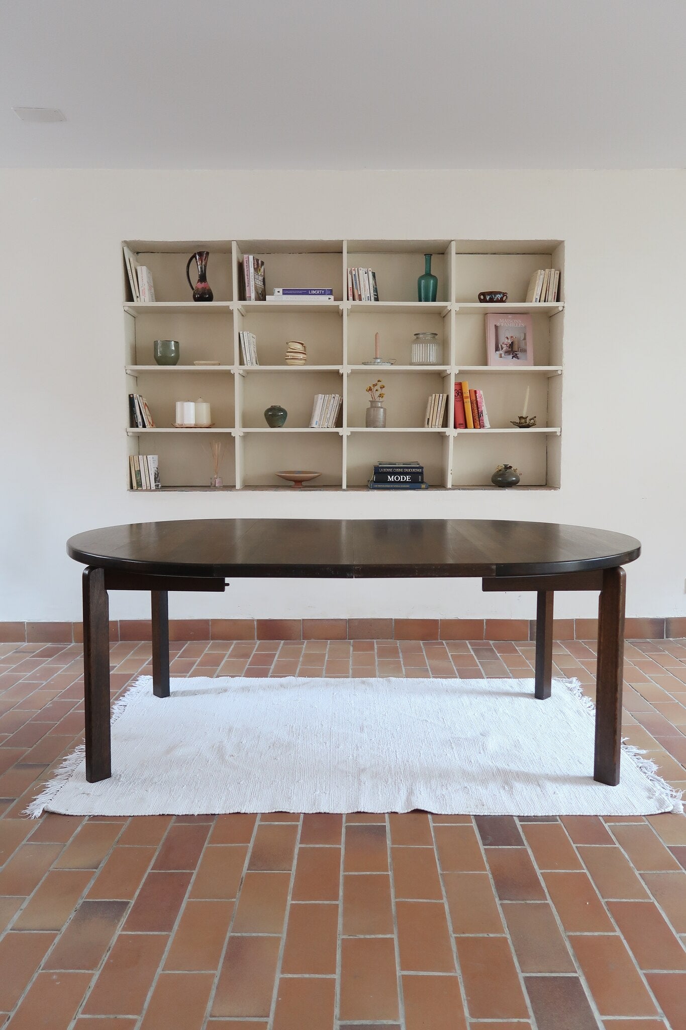 Table à manger ronde extensible vintage en chêne teinté, éditeur danois Skovmand & Andersen années 60, quatre pieds fuselés démontables, deux rallonges, label Danish Control sous le plateau