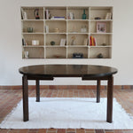 Table à manger ronde extensible vintage en chêne teinté, éditeur danois Skovmand & Andersen années 60, quatre pieds fuselés démontables, deux rallonges, label Danish Control sous le plateau
