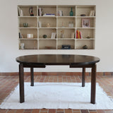 Table à manger ronde extensible vintage en chêne teinté, éditeur danois Skovmand & Andersen années 60, quatre pieds fuselés démontables, deux rallonges, label Danish Control sous le plateau