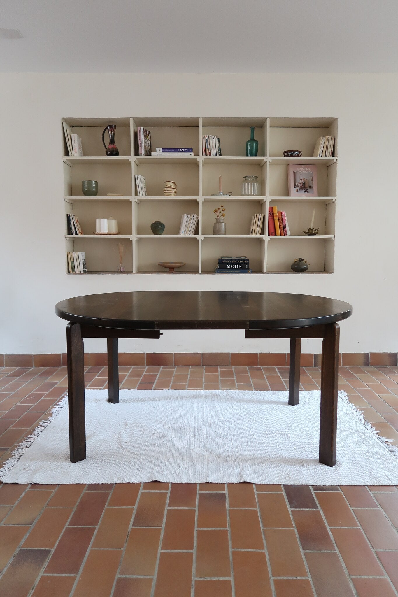 Table à manger ronde extensible vintage en chêne teinté, éditeur danois Skovmand & Andersen années 60, quatre pieds fuselés démontables, deux rallonges, label Danish Control sous le plateau