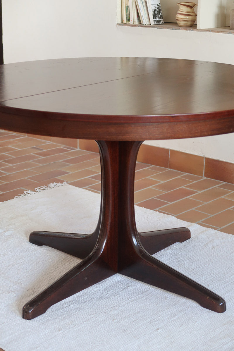 Table à manger ronde extensible vintage, pied central sculptural en étoile à quatre branches, bois foncé, rallonge centrale, design italien années 60