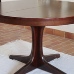 Table à manger ronde extensible vintage, pied central sculptural en étoile à quatre branches, bois foncé, rallonge centrale, design italien années 60