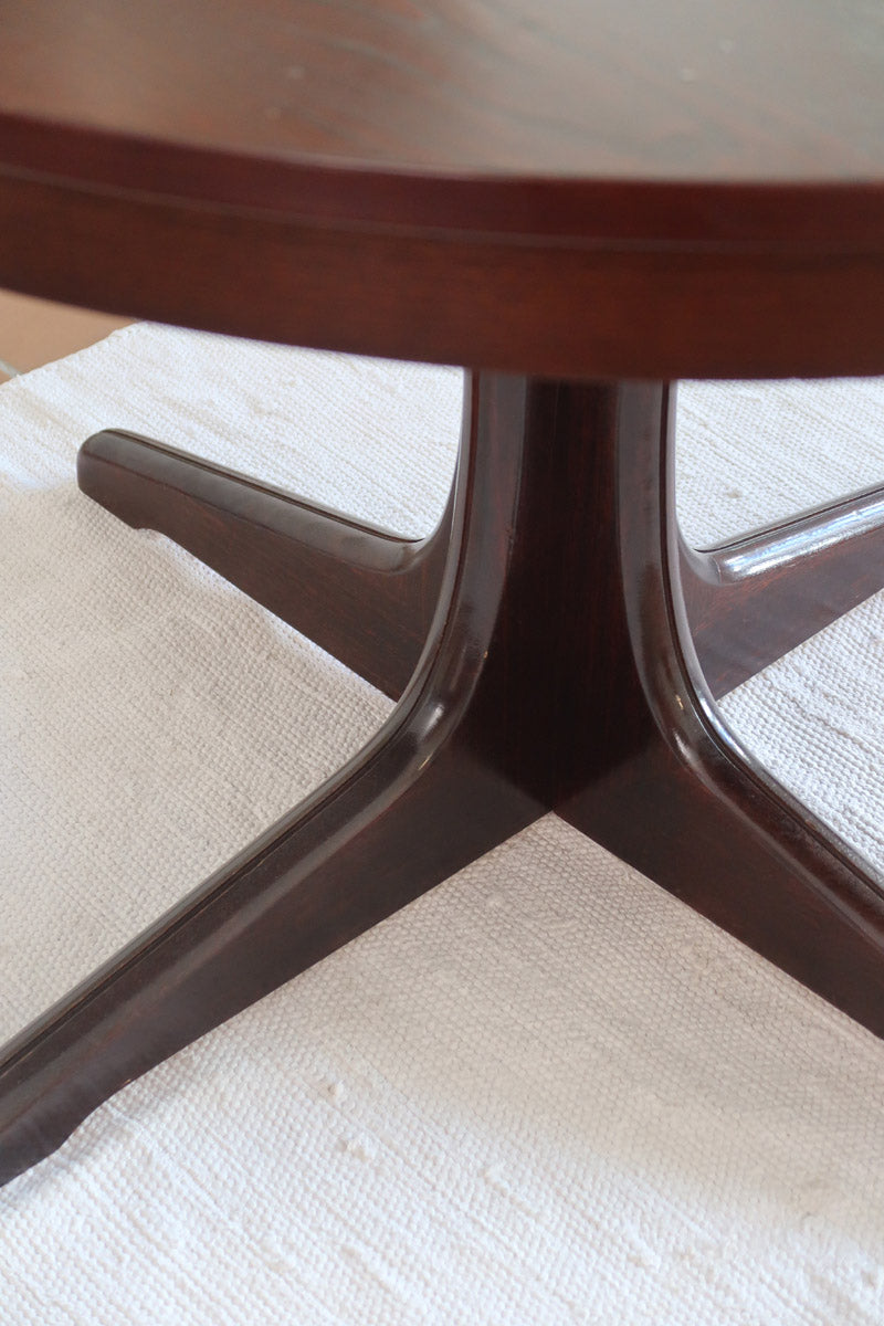 Table à manger ronde extensible vintage, pied central sculptural en étoile à quatre branches, bois foncé, rallonge centrale, design italien années 60