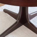Table à manger ronde extensible vintage, pied central sculptural en étoile à quatre branches, bois foncé, rallonge centrale, design italien années 60