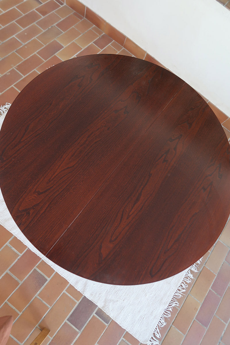 Table à manger ronde extensible vintage, pied central sculptural en étoile à quatre branches, bois foncé, rallonge centrale, design italien années 60