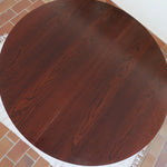 Table à manger ronde extensible vintage, pied central sculptural en étoile à quatre branches, bois foncé, rallonge centrale, design italien années 60