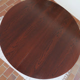 Table à manger ronde extensible vintage, pied central sculptural en étoile à quatre branches, bois foncé, rallonge centrale, design italien années 60