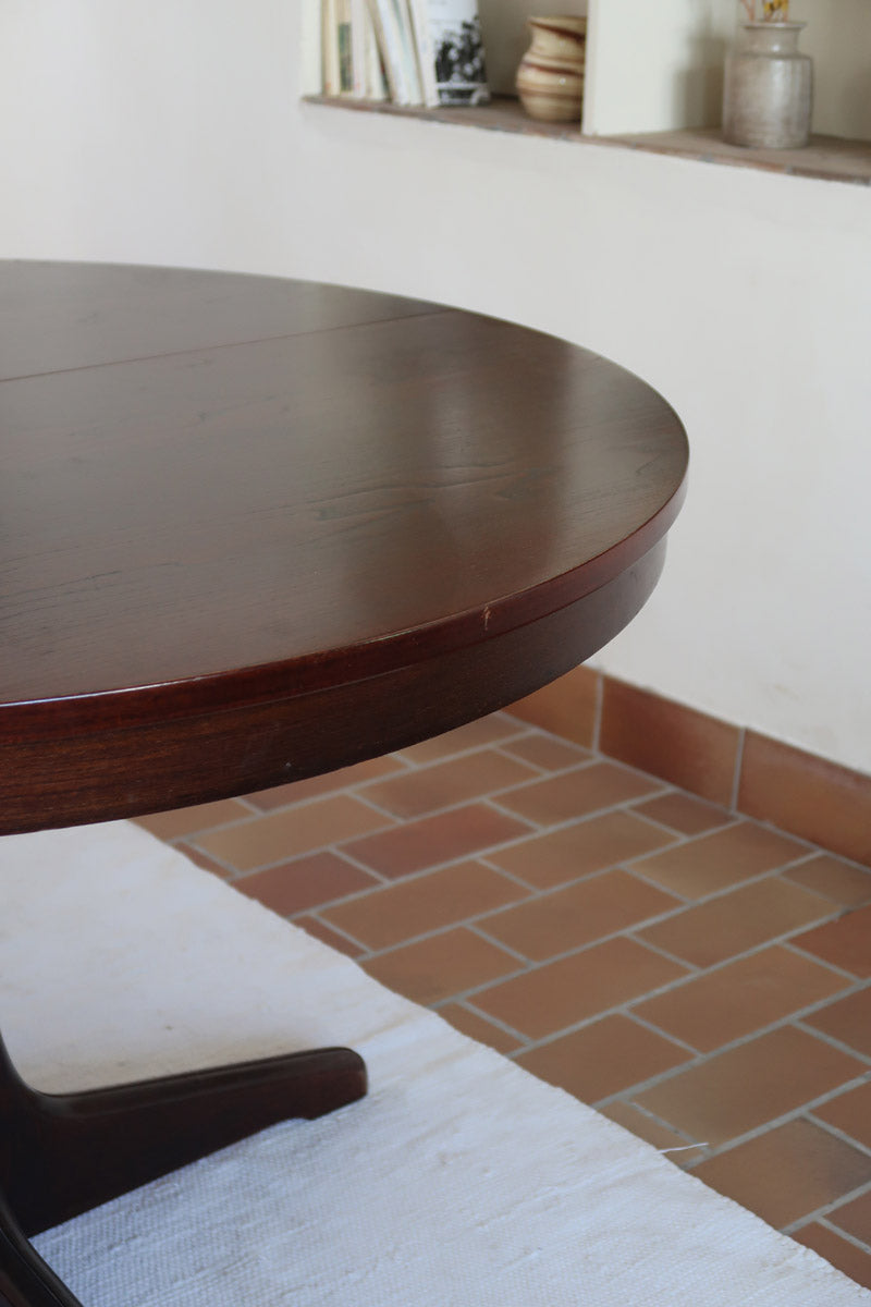 Table à manger ronde extensible vintage, pied central sculptural en étoile à quatre branches, bois foncé, rallonge centrale, design italien années 60