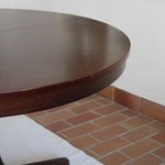 Table à manger ronde extensible vintage, pied central sculptural en étoile à quatre branches, bois foncé, rallonge centrale, design italien années 60