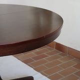 Table à manger ronde extensible vintage, pied central sculptural en étoile à quatre branches, bois foncé, rallonge centrale, design italien années 60