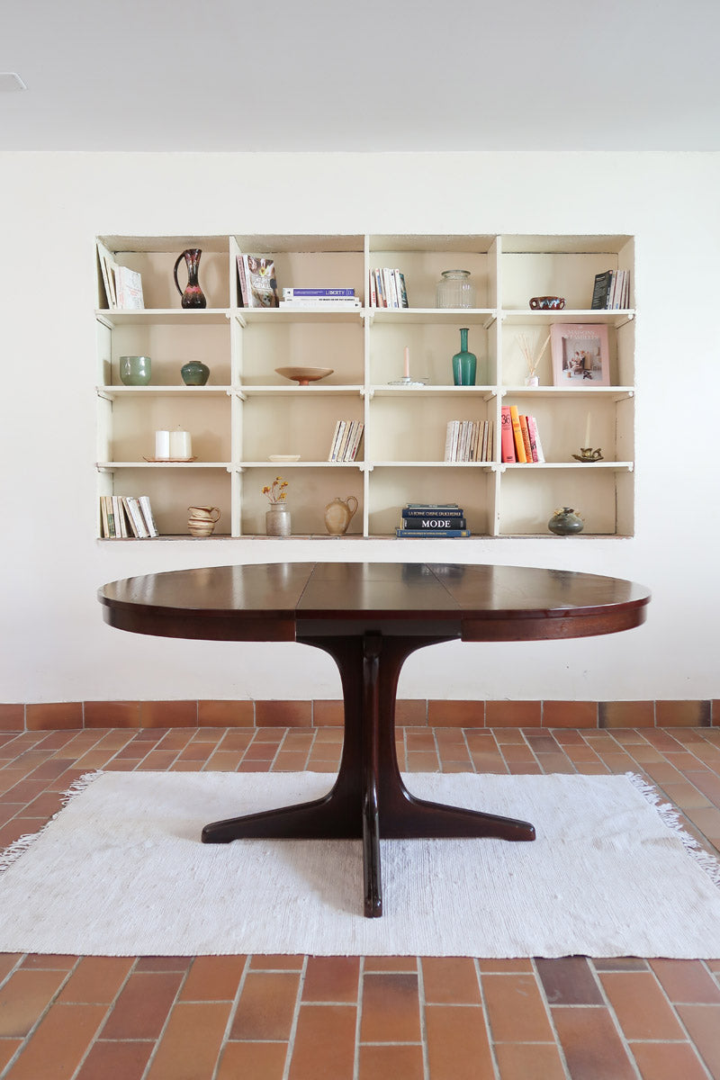Table à manger ronde extensible vintage, pied central sculptural en étoile à quatre branches, bois foncé, rallonge centrale, design italien années 60