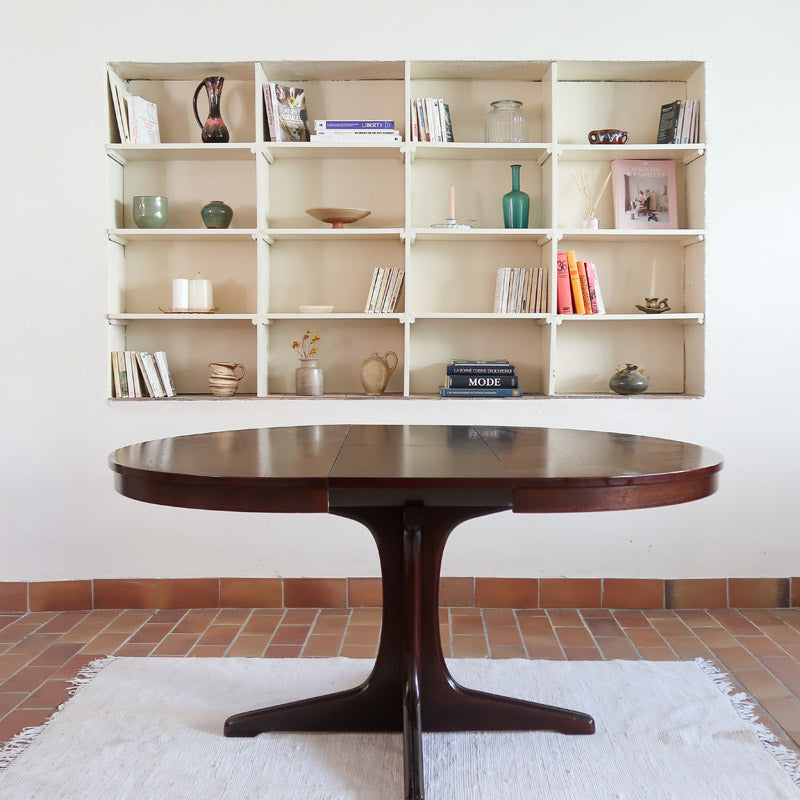 Table à manger ronde extensible vintage, pied central sculptural en étoile à quatre branches, bois foncé, rallonge centrale, design italien années 60