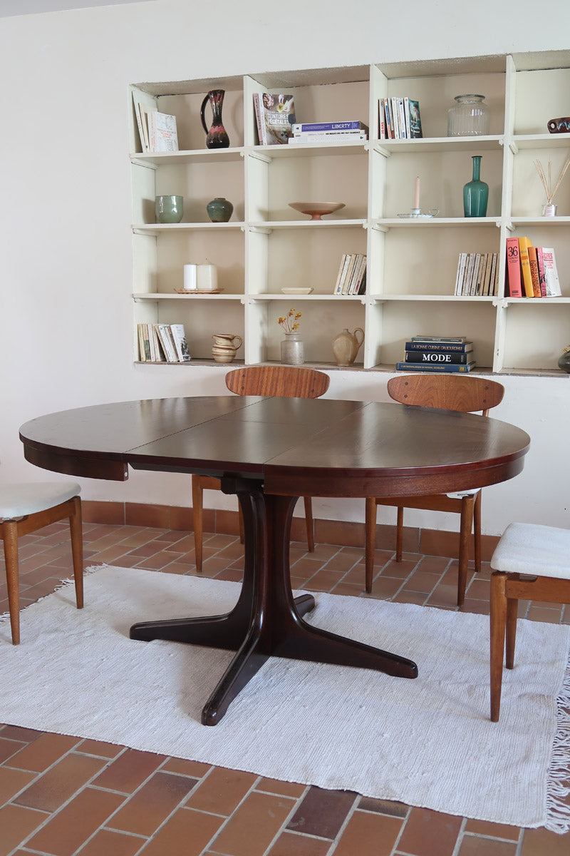 Table à manger ronde extensible vintage, pied central sculptural en étoile à quatre branches, bois foncé, rallonge centrale, design italien années 60