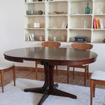 Table à manger ronde extensible vintage, pied central sculptural en étoile à quatre branches, bois foncé, rallonge centrale, design italien années 60