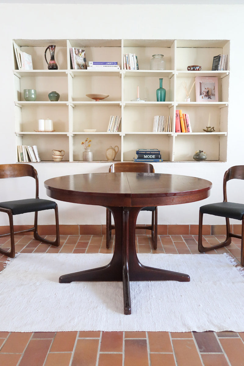 Table à manger ronde extensible vintage, pied central sculptural en étoile à quatre branches, bois foncé, rallonge centrale, design italien années 60