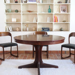 Table à manger ronde extensible vintage, pied central sculptural en étoile à quatre branches, bois foncé, rallonge centrale, design italien années 60