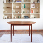 Table ronde extensible en teck massif Gudme Møbelfabrik Danemark années 60, pieds fuseau, label Danish Furniture Makers Quality Control