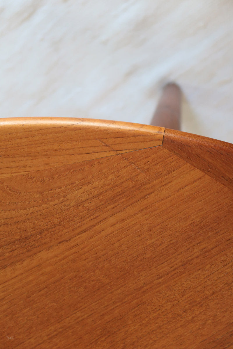 Table ronde extensible en teck massif Gudme Møbelfabrik Danemark années 60, pieds fuseau, label Danish Furniture Makers Quality Control