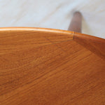 Table ronde extensible en teck massif Gudme Møbelfabrik Danemark années 60, pieds fuseau, label Danish Furniture Makers Quality Control