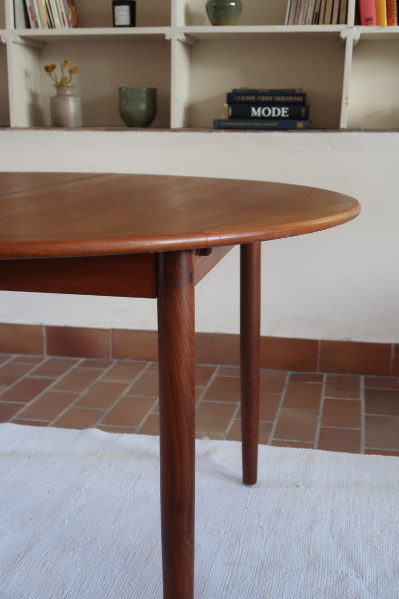 Table ronde extensible en teck massif Gudme Møbelfabrik Danemark années 60, pieds fuseau, label Danish Furniture Makers Quality Control