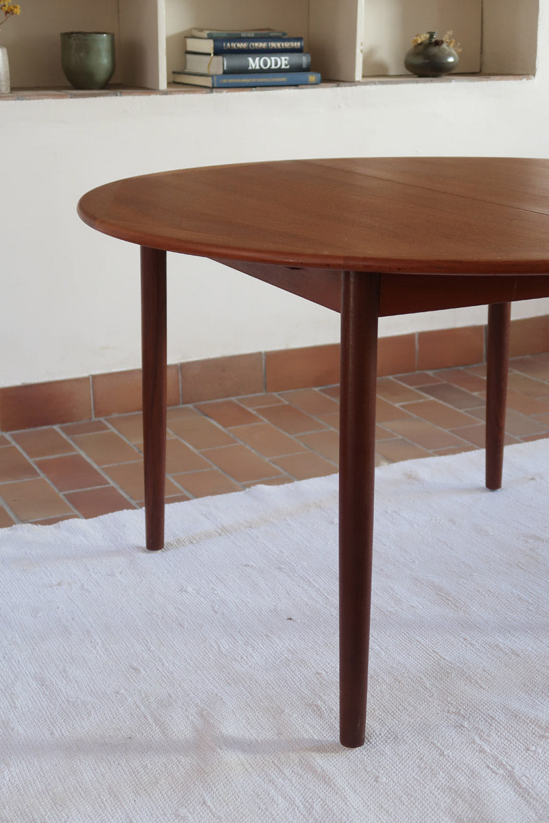 Table ronde extensible en teck massif Gudme Møbelfabrik Danemark années 60, pieds fuseau, label Danish Furniture Makers Quality Control