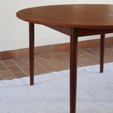 Table ronde extensible en teck massif Gudme Møbelfabrik Danemark années 60, pieds fuseau, label Danish Furniture Makers Quality Control