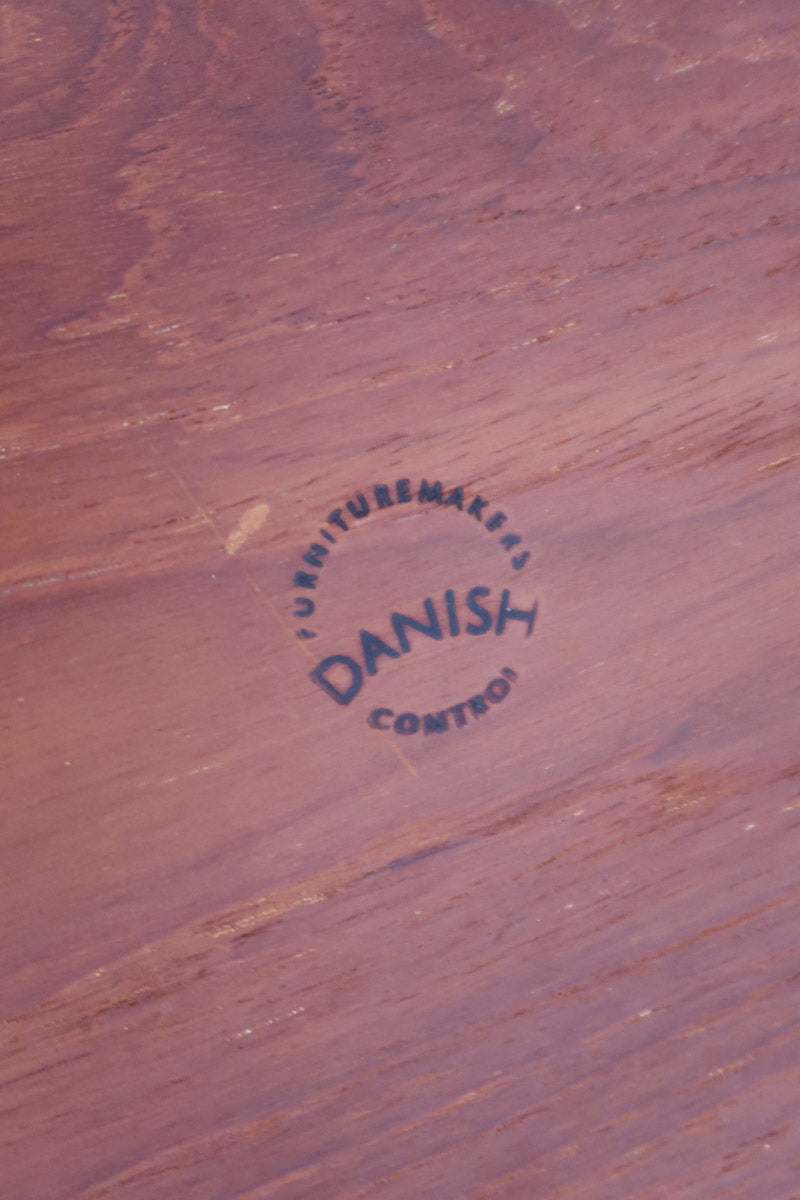 Table ronde extensible en teck massif Gudme Møbelfabrik Danemark années 60, pieds fuseau, label Danish Furniture Makers Quality Control
