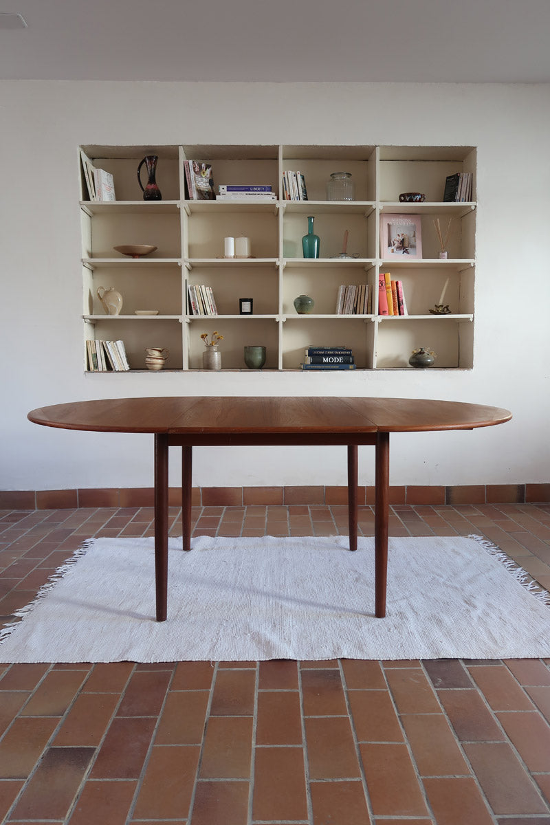Table ronde extensible en teck massif Gudme Møbelfabrik Danemark années 60, pieds fuseau, label Danish Furniture Makers Quality Control
