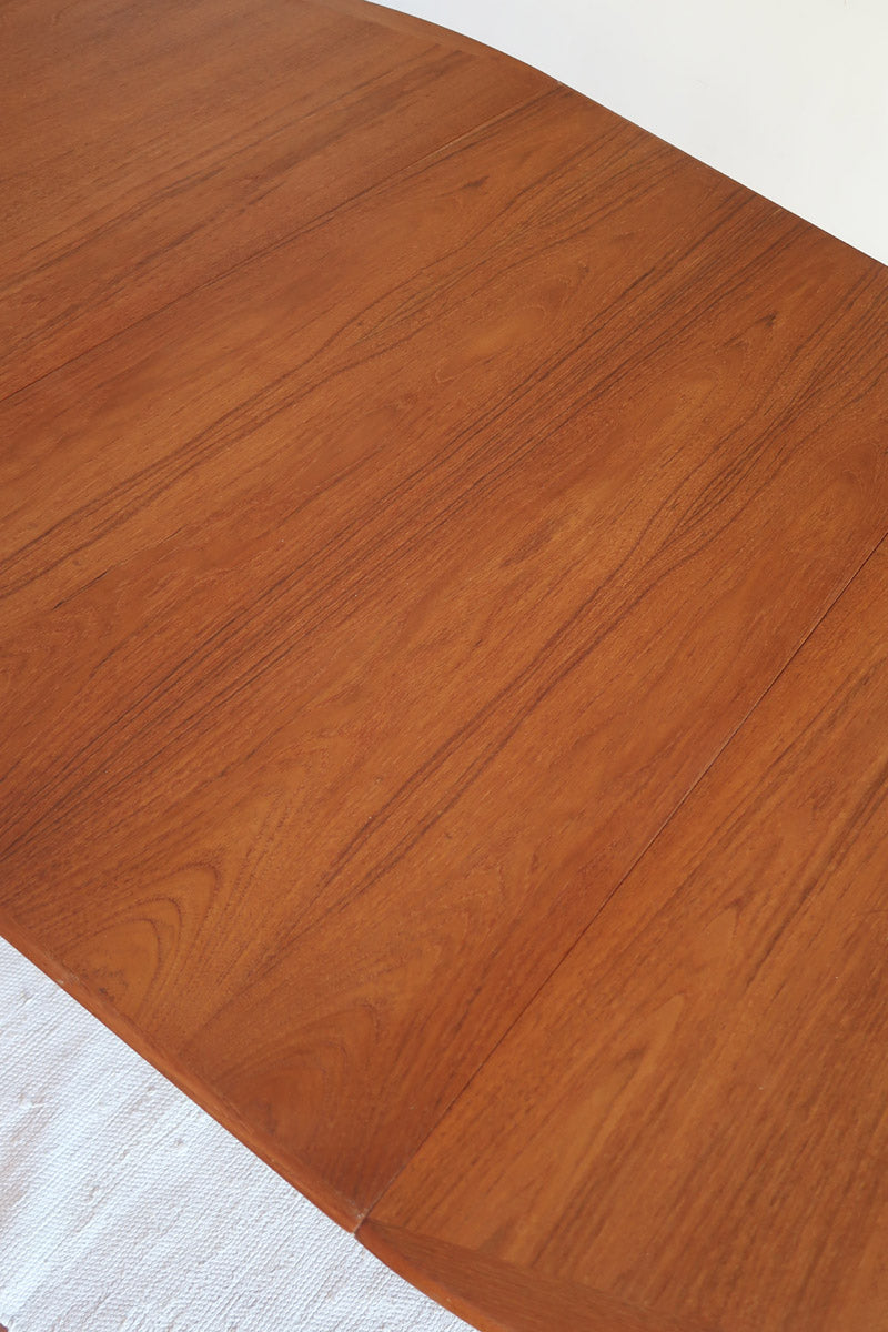 Table ronde extensible en teck massif Gudme Møbelfabrik Danemark années 60, pieds fuseau, label Danish Furniture Makers Quality Control